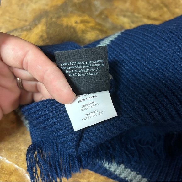 Wizarding World of Harry Potter at Universal Studios - Ravenclaw Striped Scarf - Picture 4 of 4